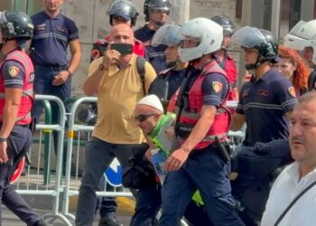 Protesta para Kuvendit/ Policia tërheq zvarrë Arben Kolën, një nga organizatorët e protestës