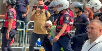 Protesta para Kuvendit/ Policia tërheq zvarrë Arben Kolën, një nga organizatorët e protestës