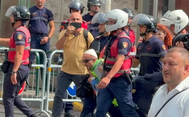 Protesta para Kuvendit/ Policia tërheq zvarrë Arben Kolën, një nga organizatorët e protestës