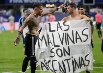 FIFA nis hetimin për pankartën politike të Argjentinës pas ndeshjes me Anglinë