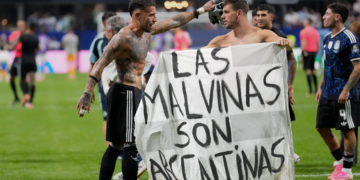 FIFA nis hetimin për pankartën politike të Argjentinës pas ndeshjes me Anglinë