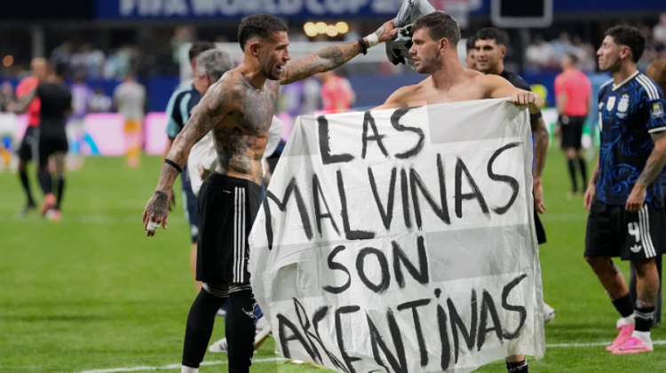 FIFA nis hetimin për pankartën politike të Argjentinës pas ndeshjes me Anglinë