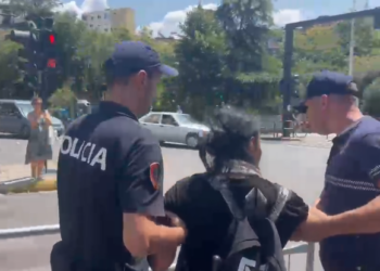 Tensione para Kuvendit, shkon në pesë numri i protestuesve të shoqëruar nga policia