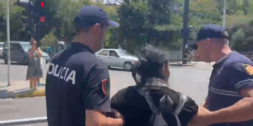 Tensione para Kuvendit, shkon në pesë numri i protestuesve të shoqëruar nga policia