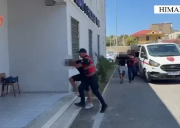 Tentuan t’i grabisnin kursimet një 70-vjeçari në Borsh, arrestohen 3 të rinjtë