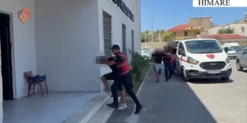 Tentuan t’i grabisnin kursimet një 70-vjeçari në Borsh, arrestohen 3 të rinjtë