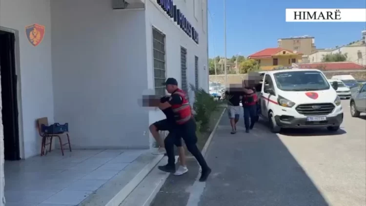 Tentuan t’i grabisnin kursimet një 70-vjeçari në Borsh, arrestohen 3 të rinjtë