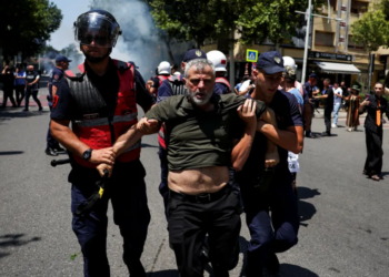 ‘Spiegel’: Përshkallëzohen protestat kundër Edi Ramës, arrestime dhe të plagosur në Tiranë