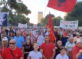 Protesta në ditën e 34-t, thirrjet para Kryeministrisë: Atdheu nuk është biznes privat, Lironi çunat!