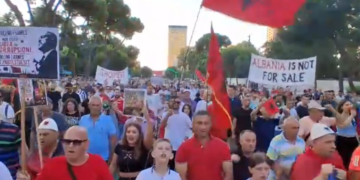 Protesta në ditën e 34-t, thirrjet para Kryeministrisë: Atdheu nuk është biznes privat, Lironi çunat!