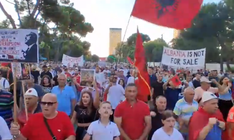 Protesta në ditën e 34-t, thirrjet para Kryeministrisë: Atdheu nuk është biznes privat, Lironi çunat!