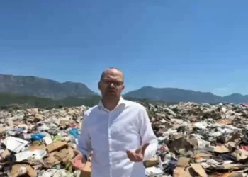 Aulon Kalaja denoncon “malin e plehrave” në Krujë: Kështu nuk futemi as në Bashkimin Afrikan!