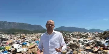 Aulon Kalaja denoncon “malin e plehrave” në Krujë: Kështu nuk futemi as në Bashkimin Afrikan!