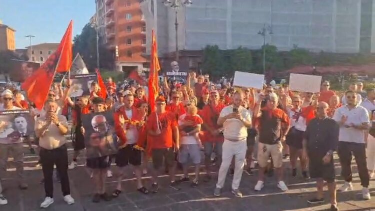 Edhe shqiptarët në Itali në protestë kundër qeverisë, kërkohet dorëheqja e Edi Ramës