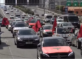 Autokolona kilometrike e Diasporës mbërrin në Tiranë për protestën mbarëkombëtare