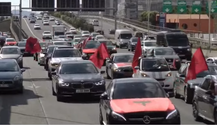 Autokolona kilometrike e Diasporës mbërrin në Tiranë për protestën mbarëkombëtare