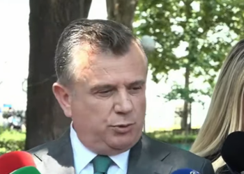 Tensionet para Kuvendit, Balla sulmon protestuesit: Nuk zmbrapsemi nga një grup mbeturinash