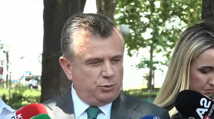 Tensionet para Kuvendit, Balla sulmon protestuesit: Nuk zmbrapsemi nga një grup mbeturinash