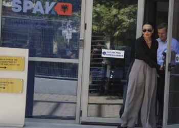 Iu komunikuan akuzat e reja dhe zgjatja e hetimeve, Belinda Balluku “kyç” gojën për gazetarët kur del nga SPAK-u
