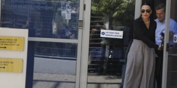 Iu komunikuan akuzat e reja dhe zgjatja e hetimeve, Belinda Balluku “kyç” gojën për gazetarët kur del nga SPAK-u