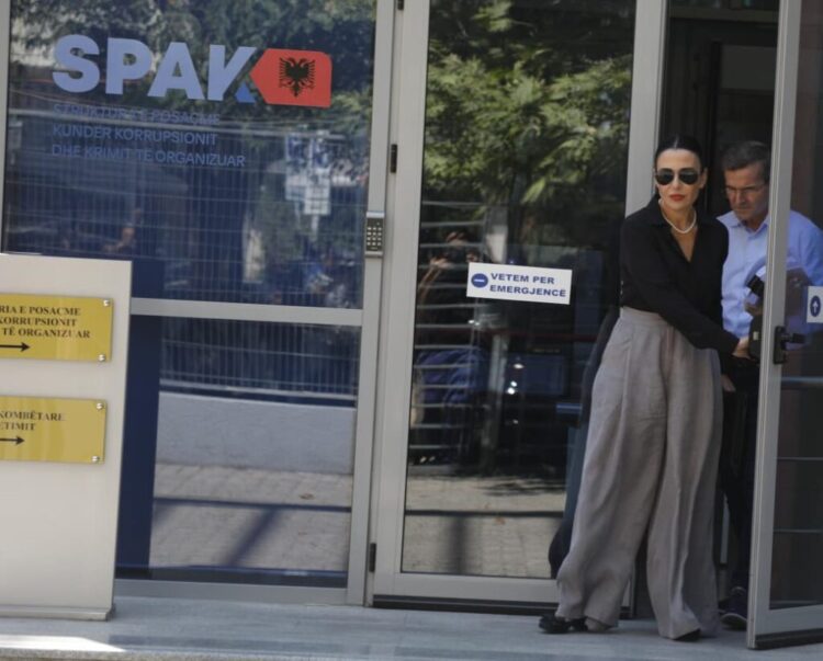 Iu komunikuan akuzat e reja dhe zgjatja e hetimeve, Belinda Balluku “kyç” gojën për gazetarët kur del nga SPAK-u