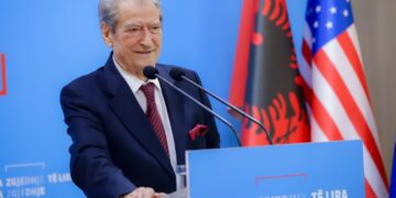 Berisha publikon pamjet: ’Sulltani i kuq’ shton ngjyra haremi në korridoret e Kryeministrisë, si në kinematë e se*sit