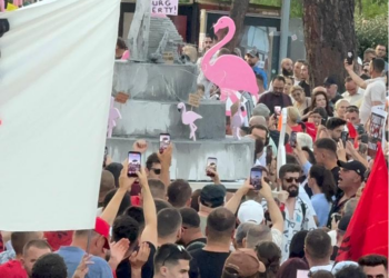 “Ditëlindja e fundit si kryeministër”, qytetarët në shesh këndojnë: Rama jepe dorëheqjen, edhe 100 vite në burg!