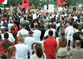 Gazetari lexon deklaratën para Kryeministrisë: Do jemi këtu derisa Rama të largohet!