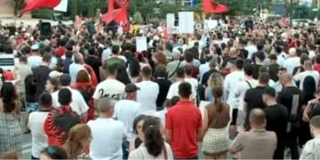 Gazetari lexon deklaratën para Kryeministrisë: Do jemi këtu derisa Rama të largohet!