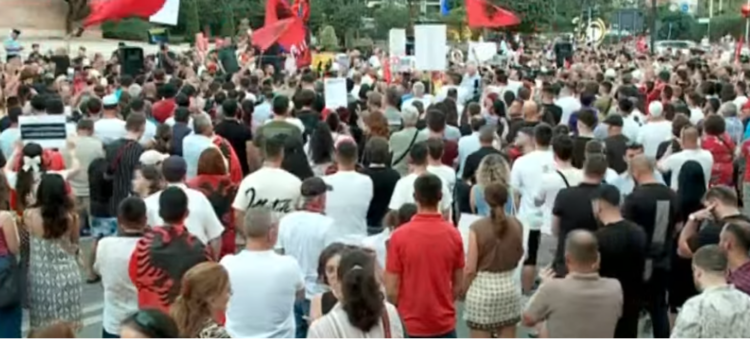 Gazetari lexon deklaratën para Kryeministrisë: Do jemi këtu derisa Rama të largohet!