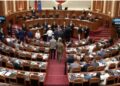 Përplasje në Kuvend për ‘Territorialen”, PD bllokon foltoren gjatë fjalës së Maznikut