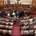 Përplasje në Kuvend për ‘Territorialen”, PD bllokon foltoren gjatë fjalës së Maznikut
