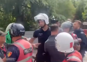 AGSH dënon dhunën ndaj gazetarëve gjatë protestës te Kuvendi