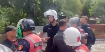 AGSH dënon dhunën ndaj gazetarëve gjatë protestës te Kuvendi