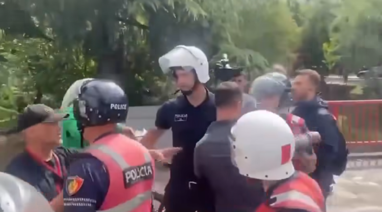 AGSH dënon dhunën ndaj gazetarëve gjatë protestës te Kuvendi
