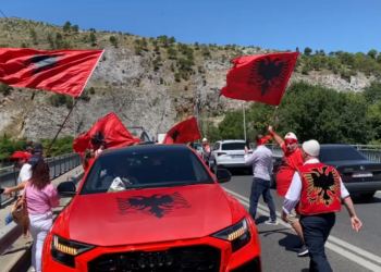Diaspora niset drejt Tiranës për protestë, fluks i lartë automjetesh në Muriqan dhe Igumenicë