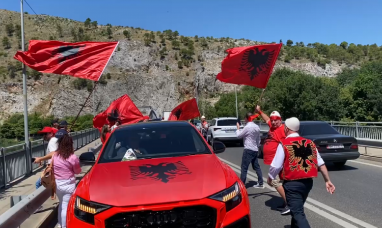 Diaspora niset drejt Tiranës për protestë, fluks i lartë automjetesh në Muriqan dhe Igumenicë