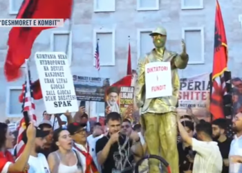 “Diktatori i fundit”- Simbolika në protestën madhështore, qytetarët rrëzojnë bustin e Edi Ramës