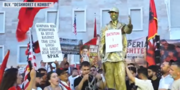 “Diktatori i fundit”- Simbolika në protestën madhështore, qytetarët rrëzojnë bustin e Edi Ramës