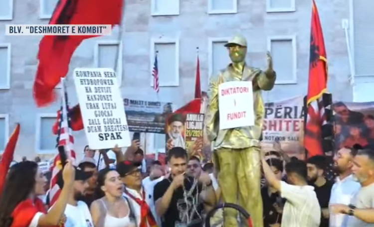 “Diktatori i fundit”- Simbolika në protestën madhështore, qytetarët rrëzojnë bustin e Edi Ramës