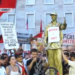 “Diktatori i fundit”- Simbolika në protestën madhështore, qytetarët rrëzojnë bustin e Edi Ramës