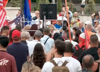 Pankartat pikante të protestës në ditën e 61-të: Edi Rama dil në bulevard, atdheu është i yni, jo biznes privat!