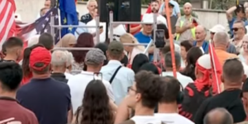 Pankartat pikante të protestës në ditën e 61-të: Edi Rama dil në bulevard, atdheu është i yni, jo biznes privat!