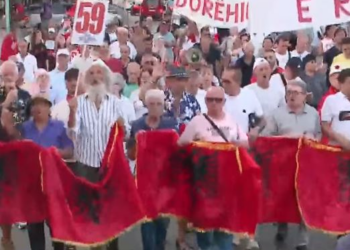 Protestuesit para Kryeministrisë në ditën e 59-të: Edi Rama dil në bulevard!