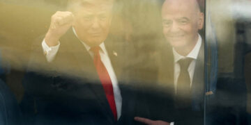 Trump dhe Infantino ndjekin finalen e Botërorit, pas xhamit antiplumb