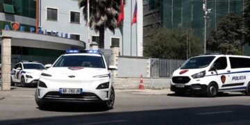 I kërkuari nga SPAK, Denis Tafili shfaqet në Durrës, godet një person me dorezën e pistoletës