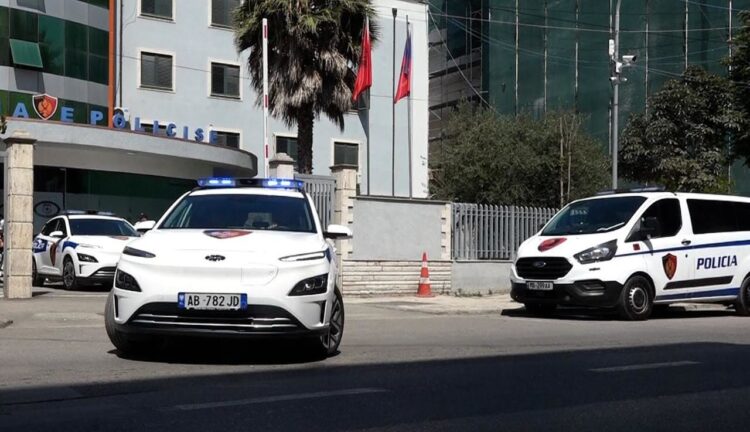 I kërkuari nga SPAK, Denis Tafili shfaqet në Durrës, godet një person me dorezën e pistoletës