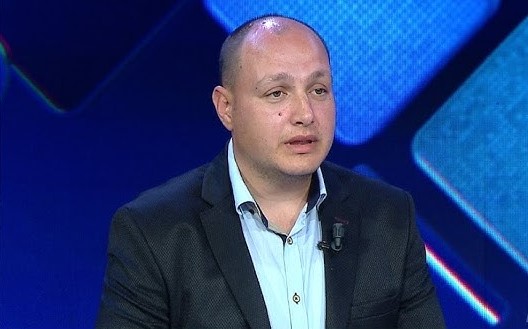 Enrik Mehmeti humb jetën në aksident, homazhet për gazetarin mbahen sot në Teatrin “Petro Marko”