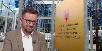 Abuzimi me tenderë 30 mln euro, nis seanca për kryebashkiakun e Kolonjës Erion Isai dhe 14 të pandehurit e tjerë