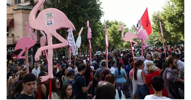 Protesta qytetare / Radio shtetërore franceze: Pavarësisht dhunës shtetërore, “Revolucioni i Flamingove” nuk ndalet